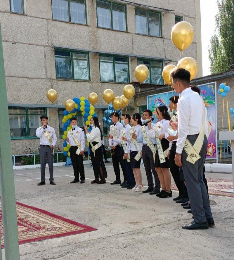 25.05.2021 оқу жылында №34 орта мектепте санитарлық талаптарды сақтай отырып , мектебіміздің бітіруші түлектеріне арналған "Сәт сапар ,жас түлек!" атты салтанатты жиын өткізілді.