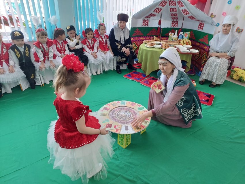 ⚜️18 НАУРЫЗ - Ұлттық киім кию күнінде "Айналайын" шағын орталығының кішкентай бүлдіршіндері де әдемі ұлттық нақыштағы киімдерін киіп наурыз мерекесіне орай ертеңгілікке белсене атсалысты.