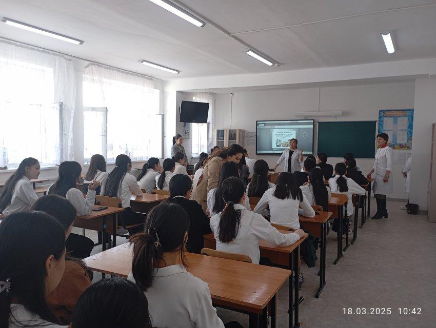 🔰Ағымдағы жылдың 18 наурызында Тұрмыстық зорлық-зомбылықтың және буллингтің алдын алу жоспары негізінде  Тараз №6 Қалалық емхана қызметкерлерінің қатысуымен «Зорлық-зомбылықсыз балалық шақ» тақырыбында танымдық сағатын өткізді.