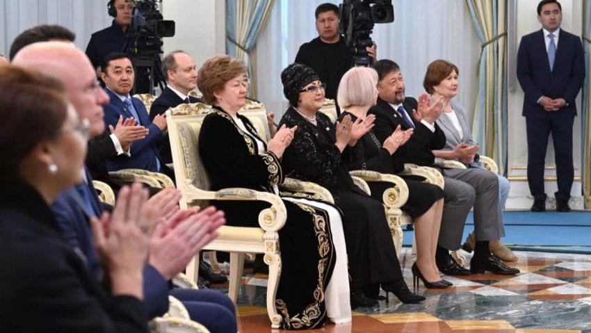 Мемлекет басшысы мәдениет және өнер қызметкерлерін марапаттау рәсімінде сөз сөйледі Президент, ең алдымен, салтанатты іс-шараға қатысушыларды Мәдениет және өнер қызметкерлері күнімен құттықтады.
